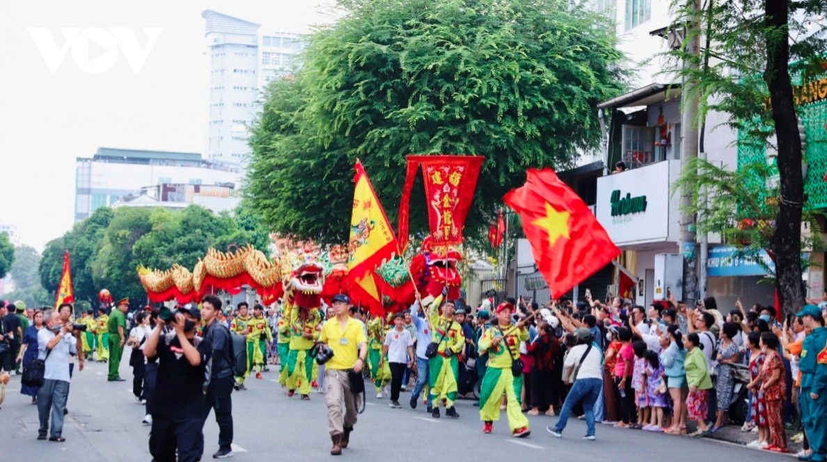 vietnamese chinese community marks first full moon festival picture 11