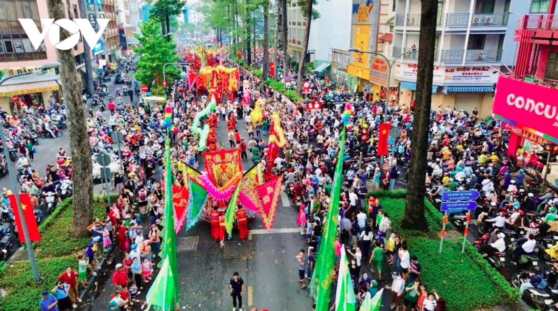 vietnamese chinese community marks first full moon festival picture 1