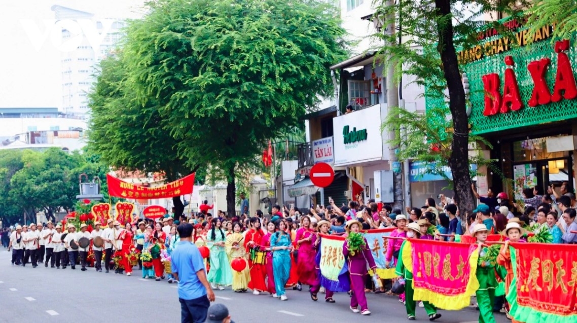 vietnamese chinese community marks first full moon festival picture 2