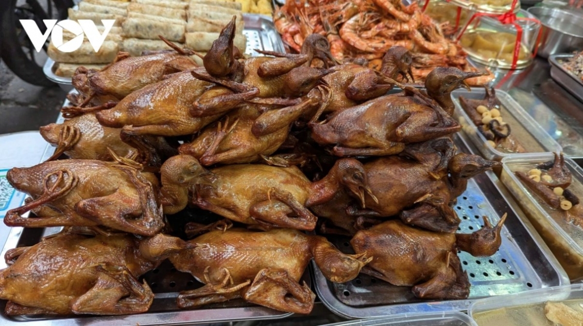 hanoi s market bustling for first full moon festival picture 3