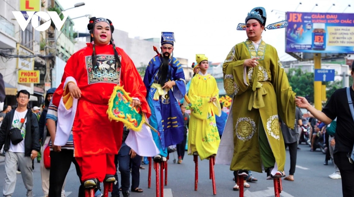 vietnamese chinese community marks first full moon festival picture 3