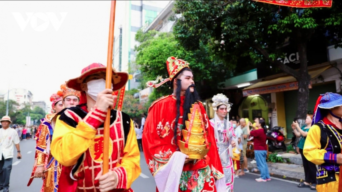 vietnamese chinese community marks first full moon festival picture 4