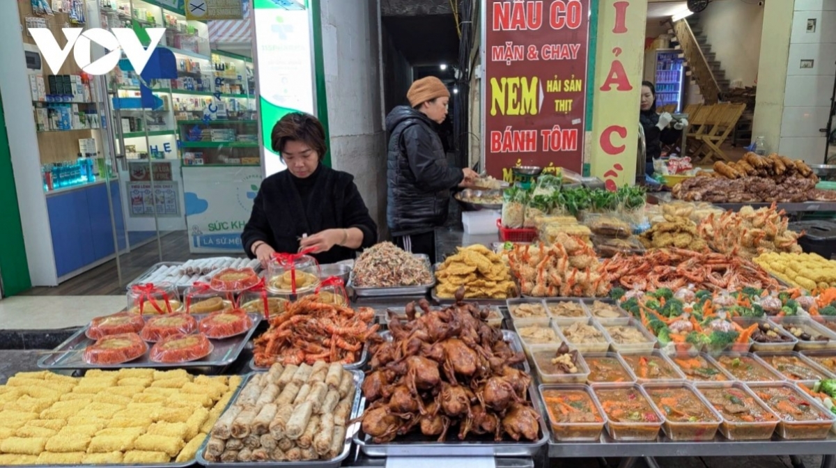 hanoi s market bustling for first full moon festival picture 5