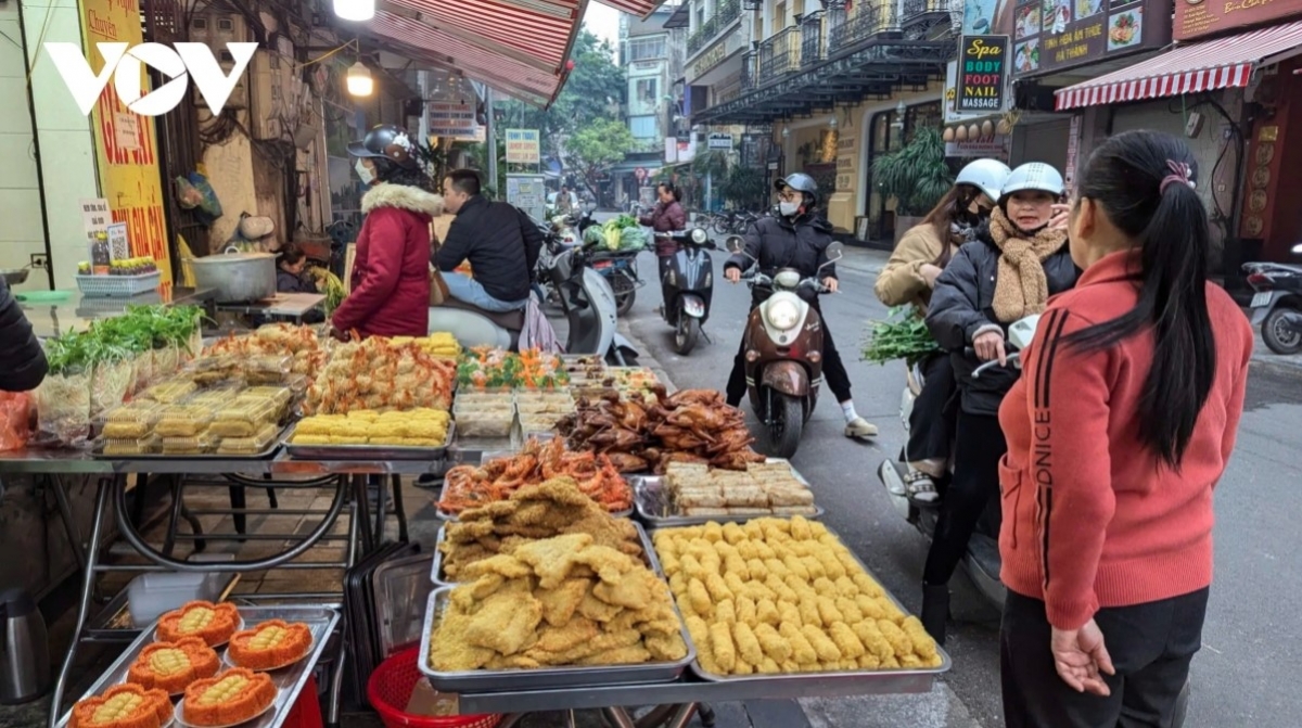 hanoi s market bustling for first full moon festival picture 6