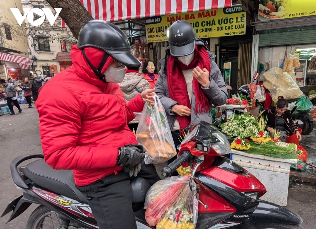 hanoi s market bustling for first full moon festival picture 7