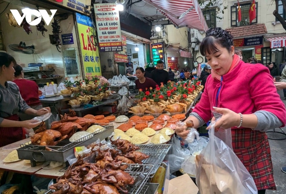 hanoi s market bustling for first full moon festival picture 8