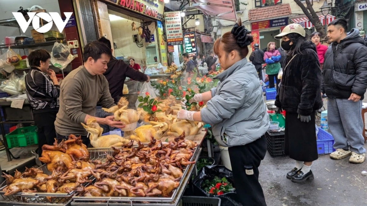 hanoi s market bustling for first full moon festival picture 9