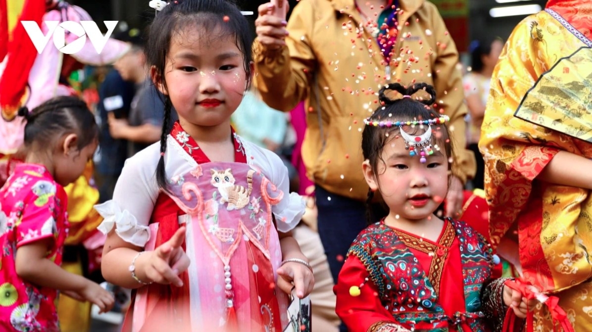 vietnamese chinese community marks first full moon festival picture 9