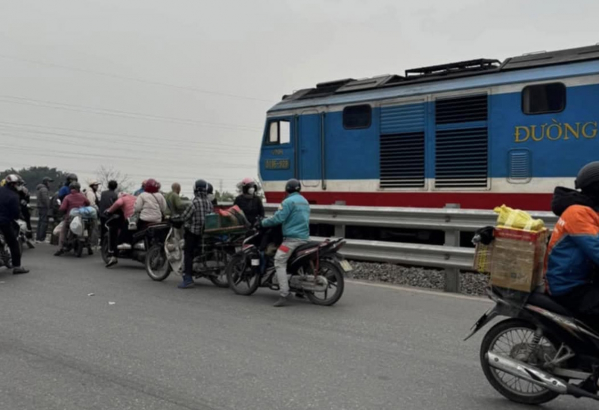 mot phu nu tu vong do va cham voi tau hoa o ha noi hinh anh 1