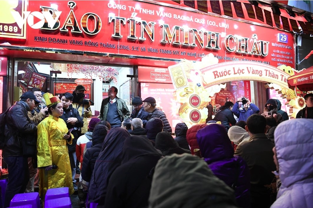 god of wealth day sparks impulse buying amongst local residents picture 2