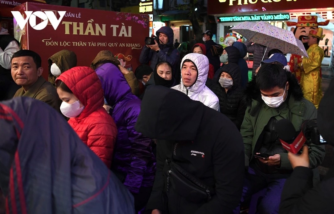 god of wealth day sparks impulse buying amongst local residents picture 4