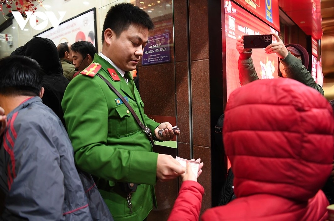 god of wealth day sparks impulse buying amongst local residents picture 5