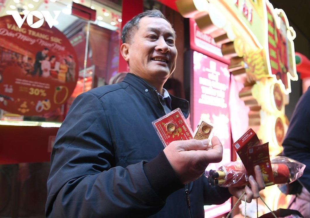 god of wealth day sparks impulse buying amongst local residents picture 9