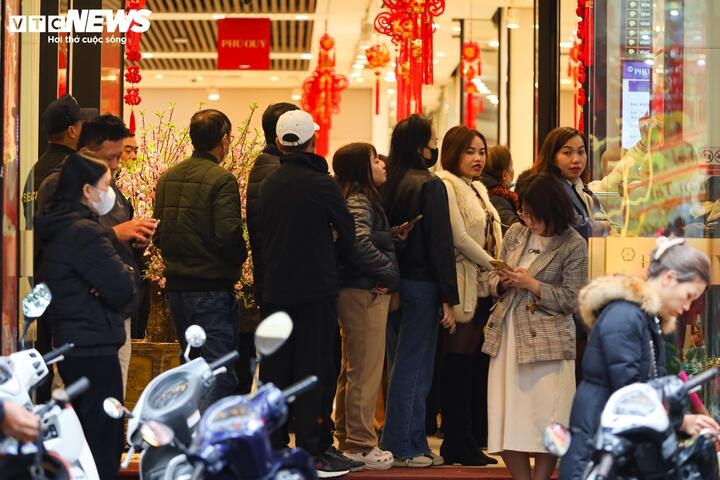 locals rush to purchase gold ahead of god of wealth day picture 2