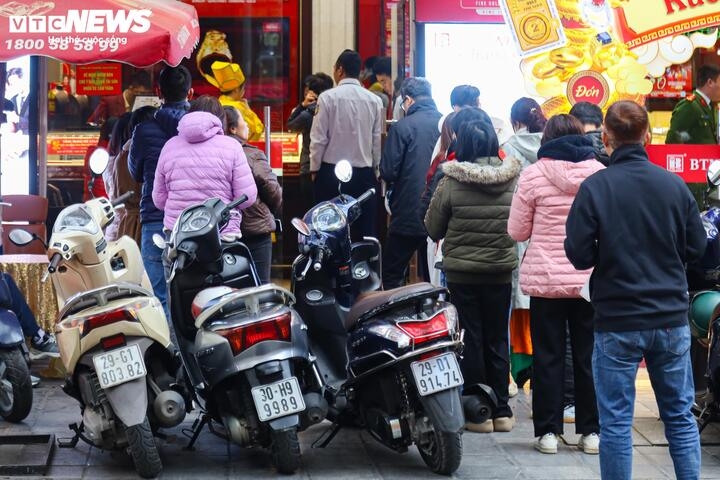 locals rush to purchase gold ahead of god of wealth day picture 3