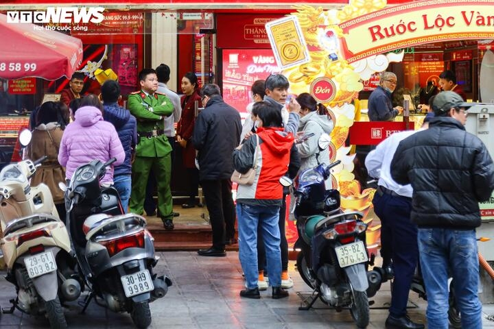 locals rush to purchase gold ahead of god of wealth day picture 5