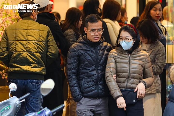 locals rush to purchase gold ahead of god of wealth day picture 6