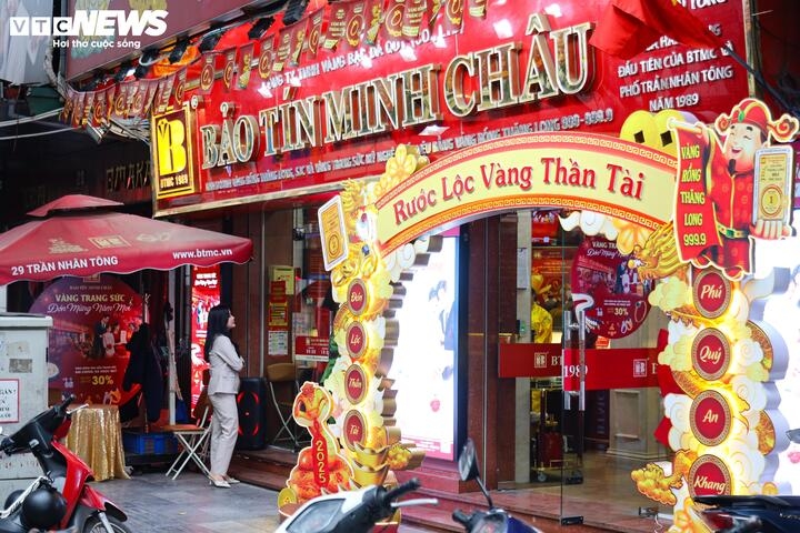 locals rush to purchase gold ahead of god of wealth day picture 7