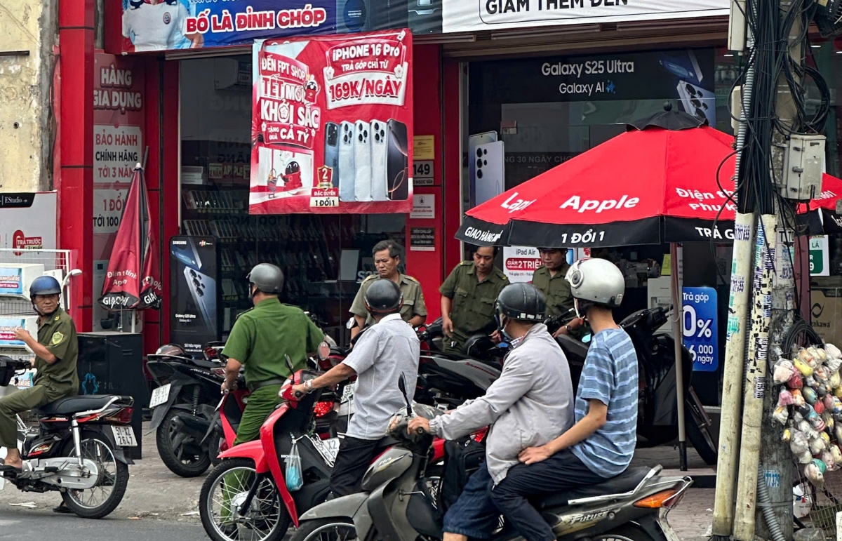 Công an TP.HCM đang truy bắt nghi phạm cướp tài sản cửa hàng FPT