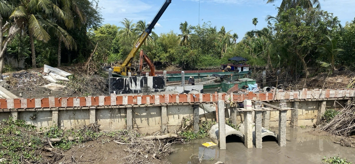 Gió chướng thổi mạnh, chủ động ứng phó nước mặn đang tăng ở Bến Tre