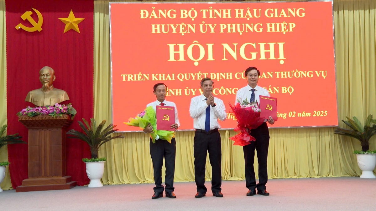 Ong tong hoang khoi giu chuc bi thu huyen uy phung hiep, tinh hau giang hinh anh 1