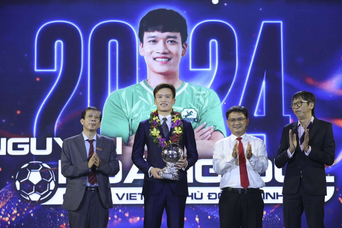 nguyễn tiến linh giành quả bóng vàng việt nam 2024 hình ảnh 44 nguyen tien linh gianh qua bong vang viet nam 2024 hinh anh 44