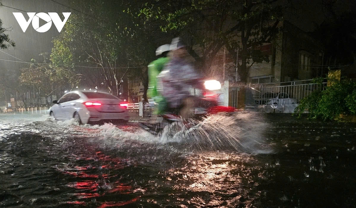 Heavy rain lashes central Vietnam, meteorologists warn about flash floods
