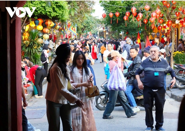 tourists flock to unesco-recognized heritage city of hoi an during tet holiday picture 2