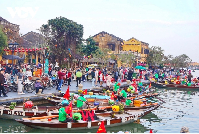 tourists flock to unesco-recognized heritage city of hoi an during tet holiday picture 4