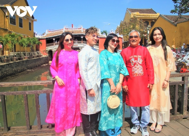 tourists flock to unesco-recognized heritage city of hoi an during tet holiday picture 6