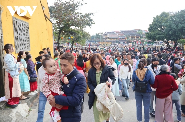 tourists flock to unesco-recognized heritage city of hoi an during tet holiday picture 7