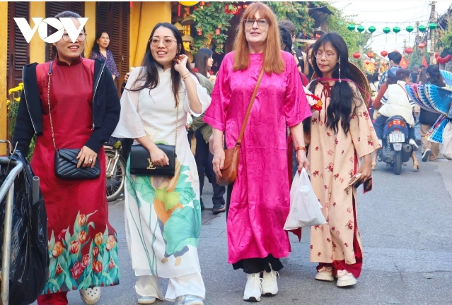 tourists flock to unesco-recognized heritage city of hoi an during tet holiday picture 8