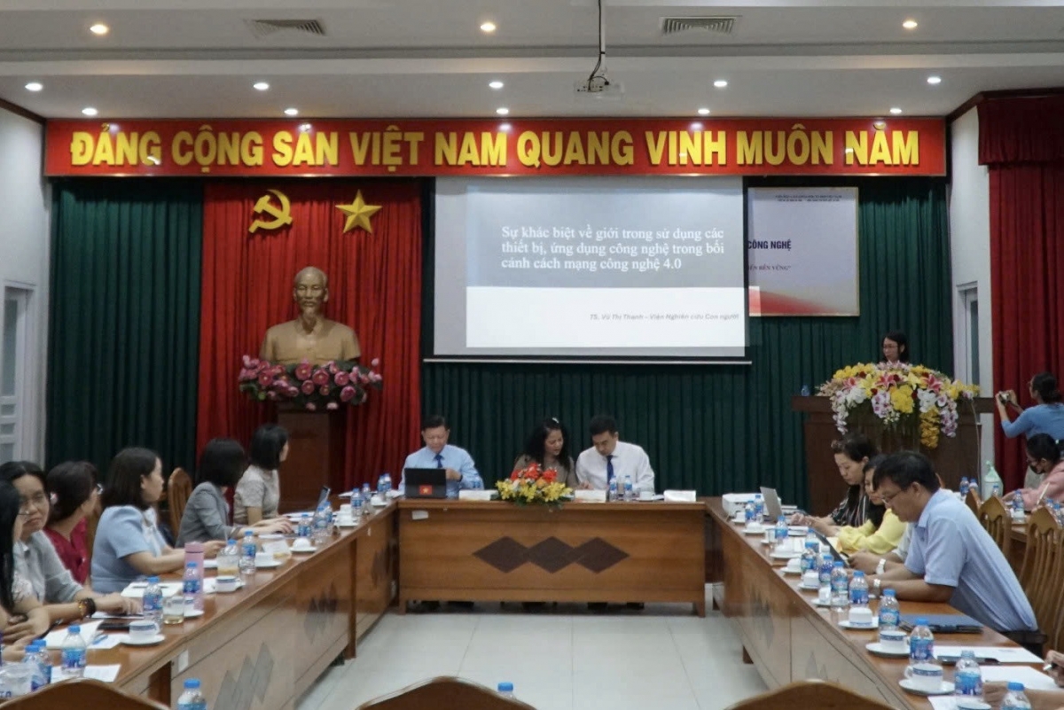Tỷ lệ nữ giới học lên cao để thăng tiến trong sự nghiệp ngày tăng