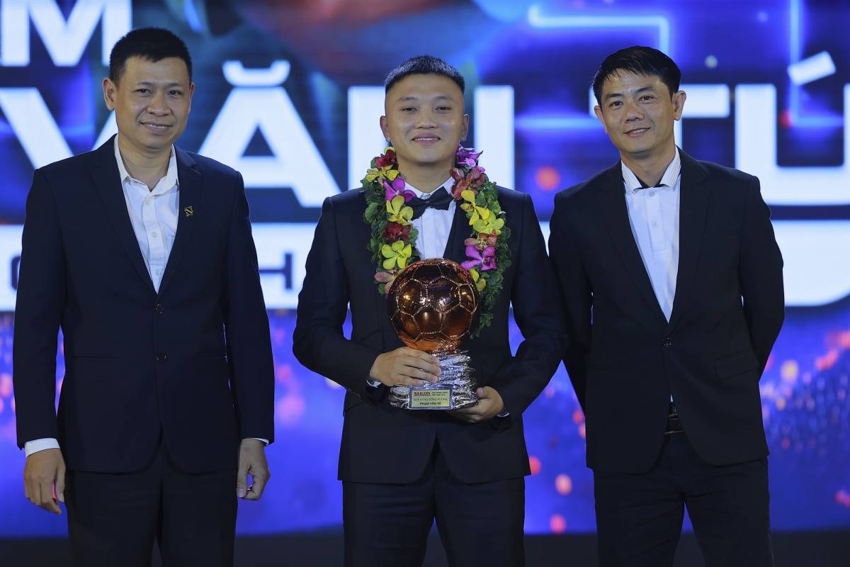 nguyễn tiến linh giành quả bóng vàng việt nam 2024 hình ảnh 26 nguyen tien linh gianh qua bong vang viet nam 2024 hinh anh 26