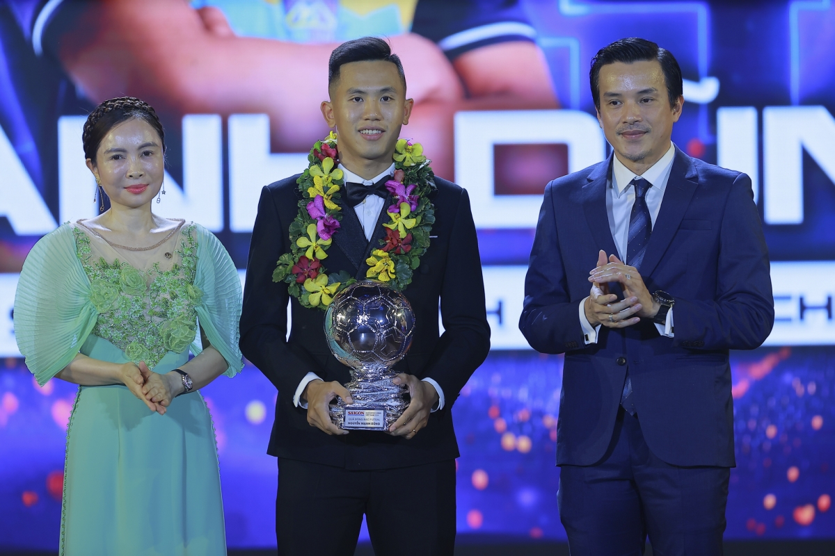nguyễn tiến linh giành quả bóng vàng việt nam 2024 hình ảnh 28 nguyen tien linh gianh qua bong vang viet nam 2024 hinh anh 28