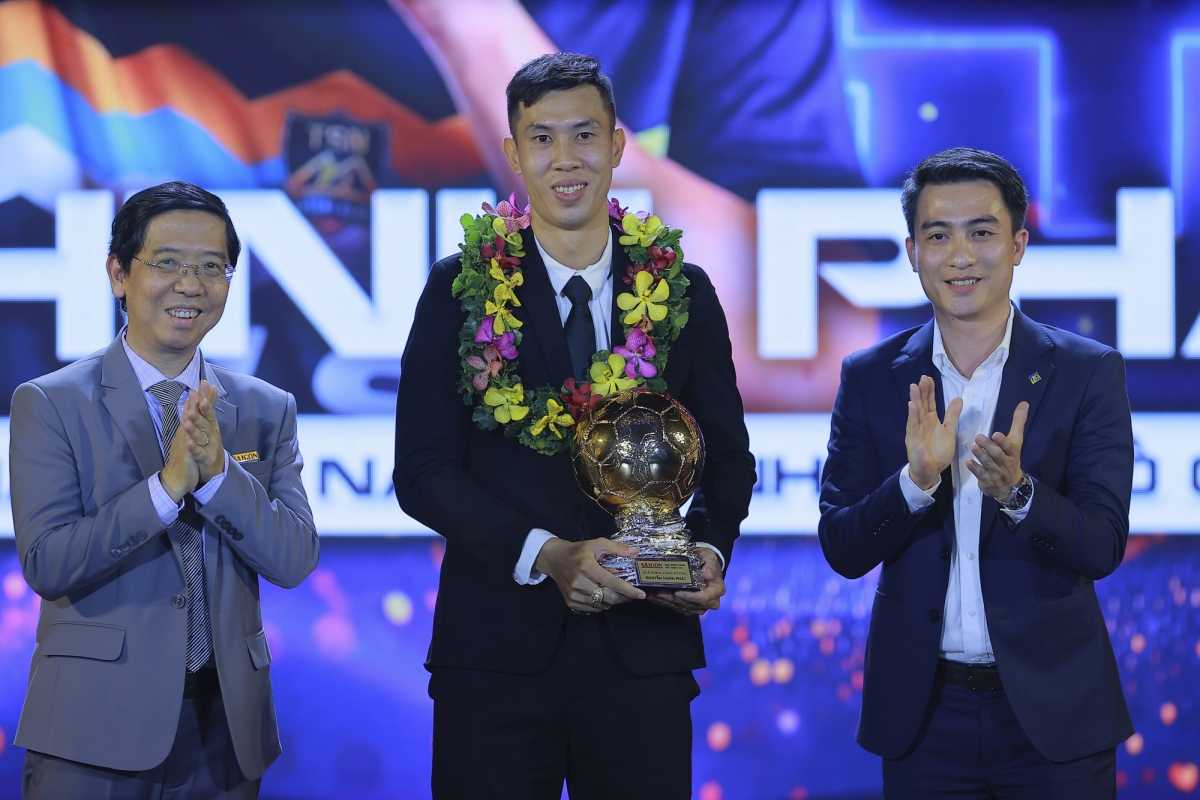 nguyễn tiến linh giành quả bóng vàng việt nam 2024 hình ảnh 6 nguyen tien linh gianh qua bong vang viet nam 2024 hinh anh 6