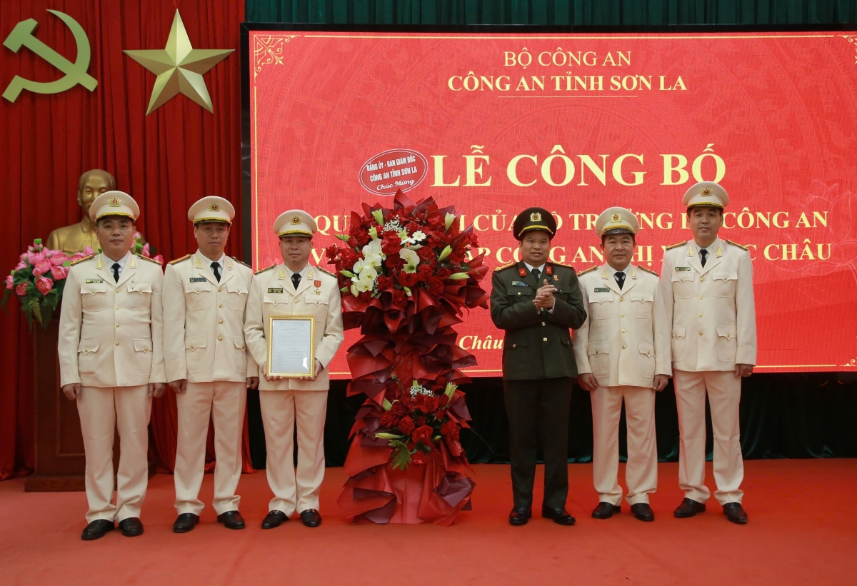 son la cong bo quyet dinh thanh lap Dang bo thi xa moc chau hinh anh 4