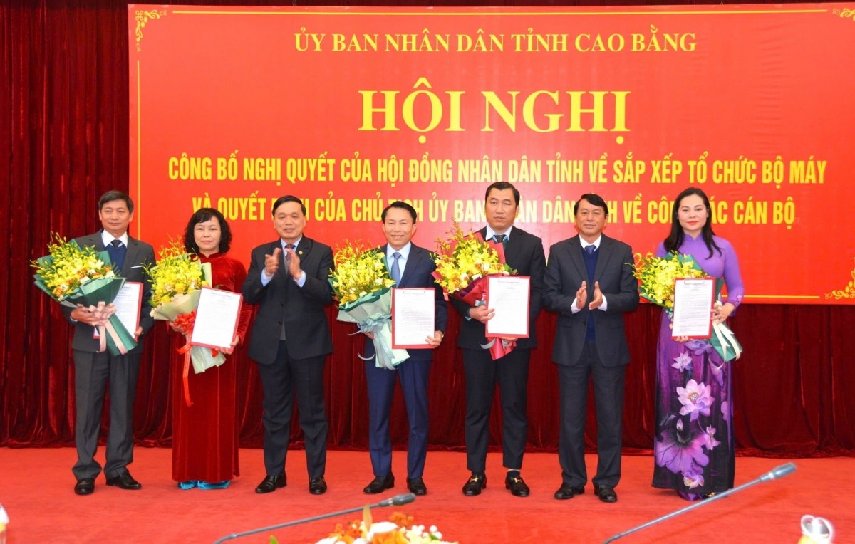 Cao Bằng công bố quyết định bổ nhiệm 38 giám đốc và phó giám đốc sở