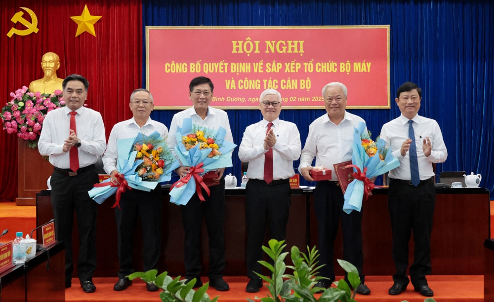 Khi cán bộ “nhường chỗ” vì sự phát triển chung