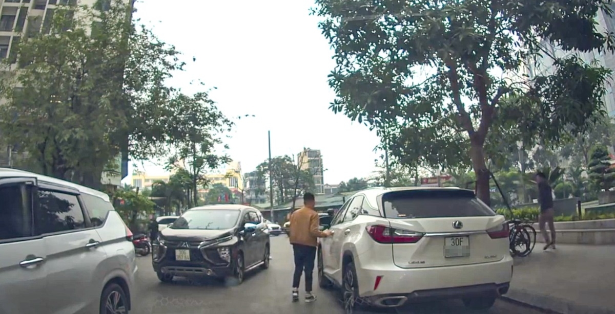 xu phat tai xe lexus do xe ngang nguoc , bit loi di tren pho ha noi hinh anh 1