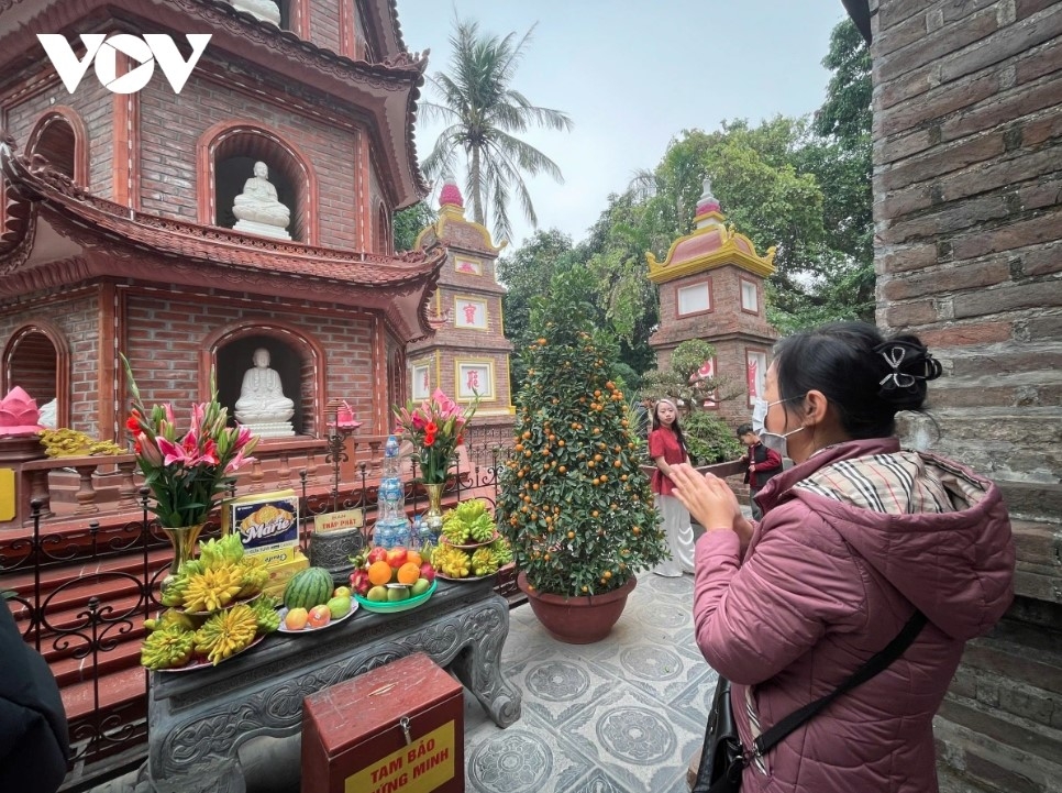 hanoi s pagodas packed ahead of first full moon festival picture 1