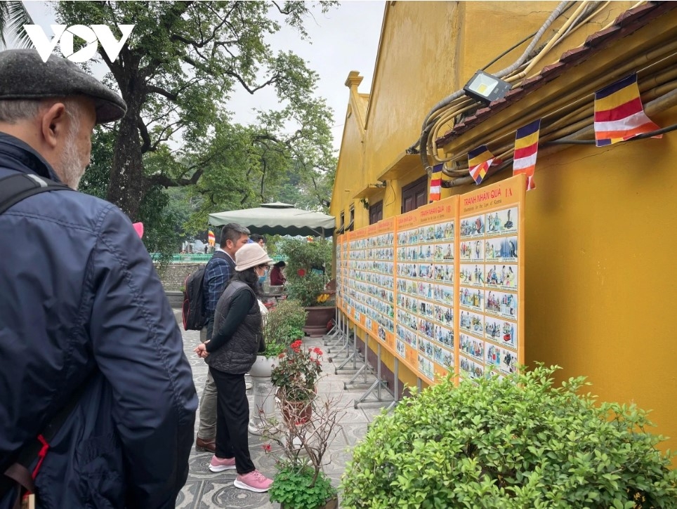 hanoi s pagodas packed ahead of first full moon festival picture 10