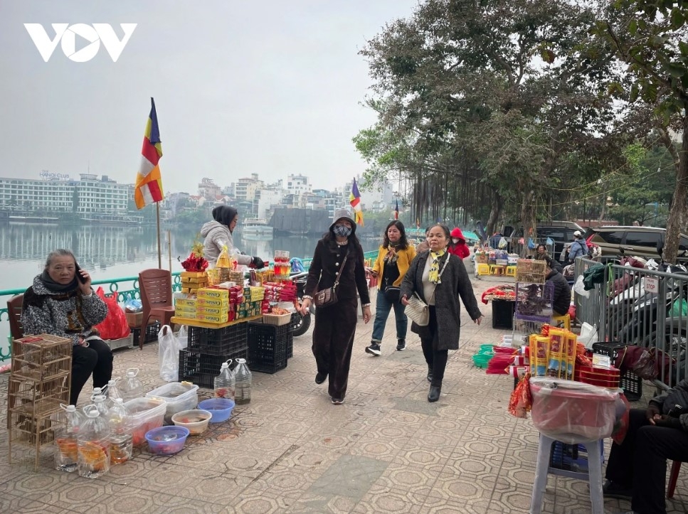 hanoi s pagodas packed ahead of first full moon festival picture 2