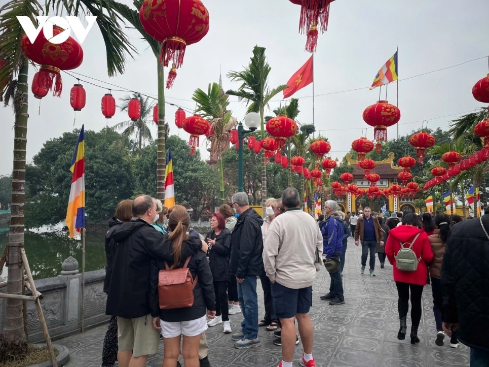 hanoi s pagodas packed ahead of first full moon festival picture 7