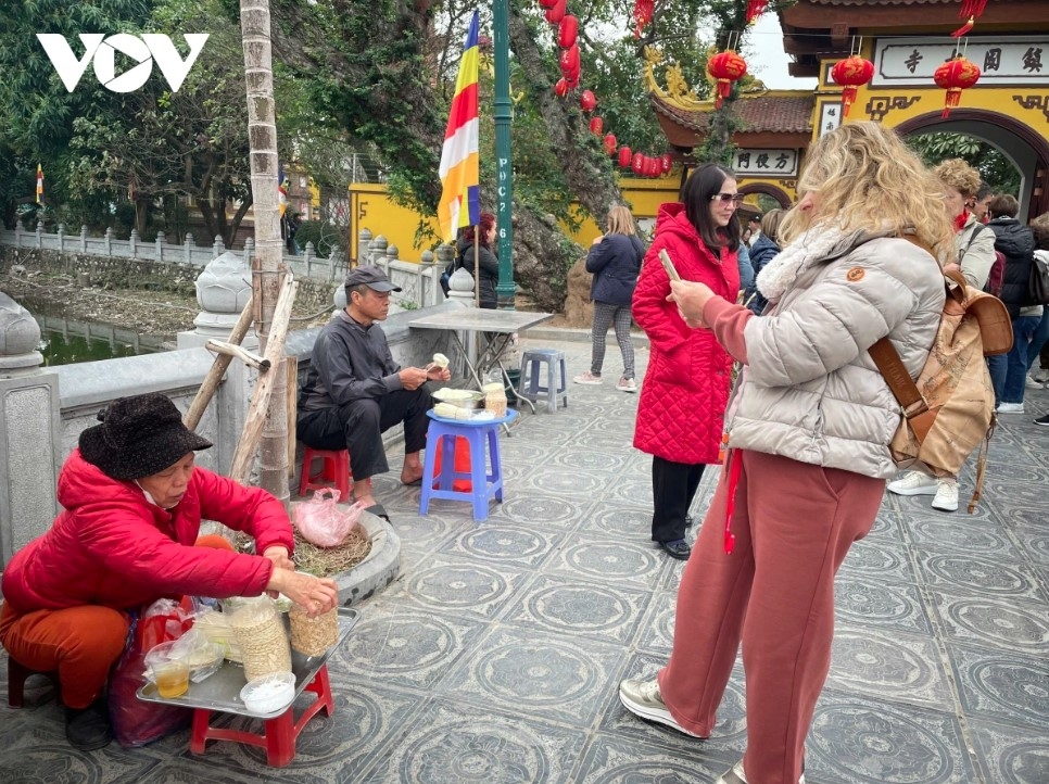 hanoi s pagodas packed ahead of first full moon festival picture 9