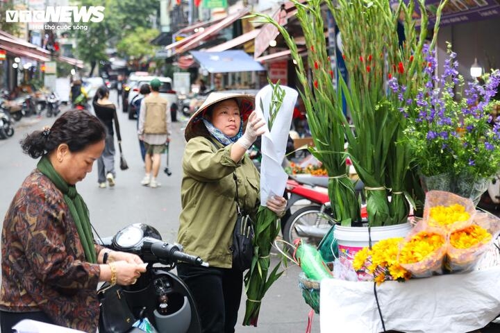 gia hang hoa sau tet ha nhiet , cau van cao ngat nguong hinh anh 2