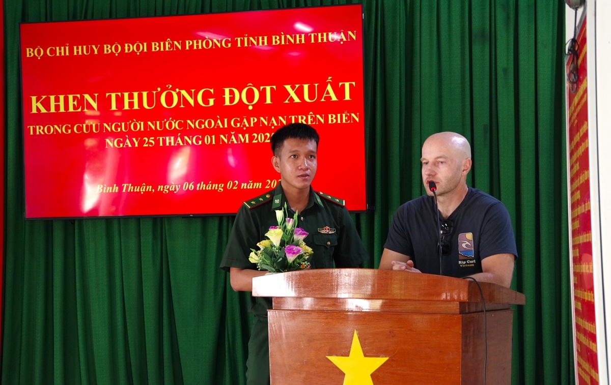 khen thưởng 4 cá nhân cứu du khách nga trôi dạt trên biển bình thuận hình ảnh 3 khen thuong 4 ca nhan cuu du khach nga troi dat tren bien binh thuan hinh anh 3