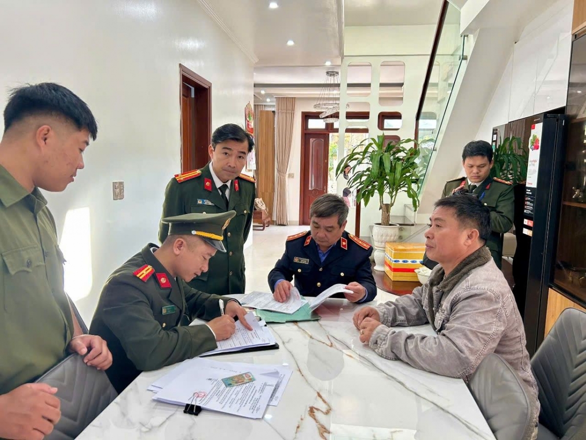 Khởi tố người đàn ông bán bằng lái xe máy giả