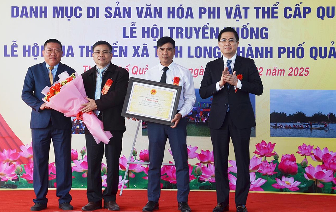 lễ hội đua thuyền ở quảng ngãi được công nhận di sản văn hóa phi vật thể quốc gia hình ảnh 2 le hoi dua thuyen o quang ngai duoc cong nhan di san van hoa phi vat the quoc gia hinh anh 2