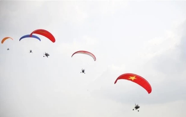 over 30 pilots compete in hcm city paragliding tournament picture 1